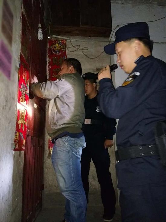 信阳粗心妈妈误将幼女锁家中 民警全城寻开锁师傅开门